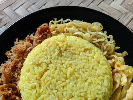 Téléchargez les photos : Nasi kuning gurih, cuisine traditionnelle indonésienne, plat de riz jaune asiatique - en image libre de droit