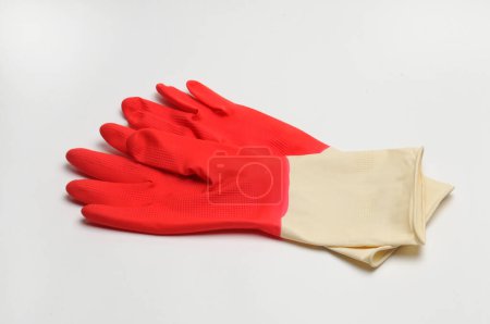 Téléchargez les photos : Gants en caoutchouc pour protéger les mains pendant les travaux de nettoyage sur un dosseret blanc isolé - en image libre de droit