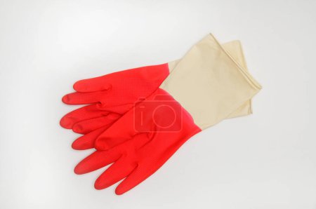 Téléchargez les photos : Gants en caoutchouc pour protéger les mains pendant les travaux de nettoyage sur un dosseret blanc isolé - en image libre de droit