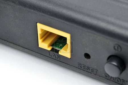 Foto de Cable LAN con conector Jack RJ45 registrado en fondo blanco aislado - Imagen libre de derechos