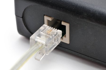 Foto de Cable con enchufe Rj 11 para una línea telefónica en un fondo blanco aislado - Imagen libre de derechos
