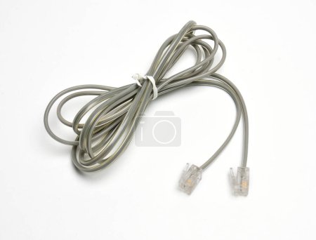 Téléchargez les photos : Câble avec prise Rj 11 pour une ligne téléphonique sur un backgroun blanc isolé - en image libre de droit