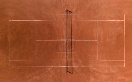 Vue aérienne du court de tennis d'argile vide par une journée ensoleillée