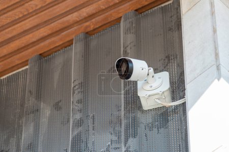 Téléchargez les photos : Wall mounted modern IP CCTV security camera. Home and workplace security concept - en image libre de droit