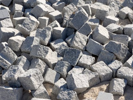 Foto de Montón de adoquines de fondo, pavimentación de material de construcción de piedra en el sitio de construcción - Imagen libre de derechos