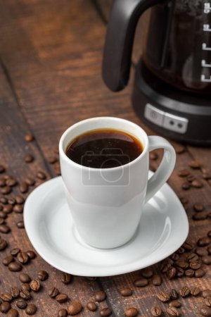 Téléchargez les photos : Filter coffee brewed in a filter coffee machine in a white porcelain cup - en image libre de droit