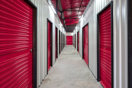 Korridor der Selfstorage-Einheit mit roten Türen. Mietspeicher