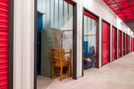 Foto de Corredor de unidad de self storage con puertas rojas. Unidades de almacenamiento de alquiler - Imagen libre de derechos