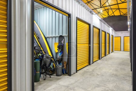 Korridor der Selfstorage-Einheit mit gelben Türen. Mietspeicher