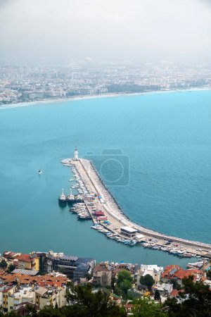 Téléchargez les photos : Vue aérienne de la marina d'Alanya et de la ville par une journée nuageuse - en image libre de droit