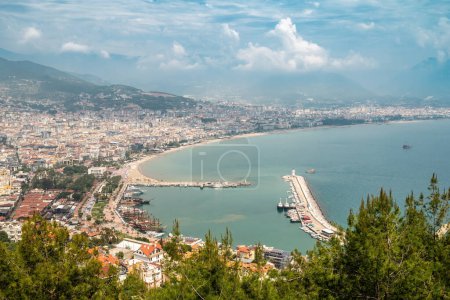 Téléchargez les photos : Vue aérienne de la marina d'Alanya et de la ville par une journée nuageuse - en image libre de droit