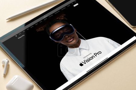 Téléchargez les photos : Antalya, Turquie - 12 juin 2023 : Page web Apple montrant le tout nouveau "Apple Vision Pro". Premier appareil Apple pour l'informatique spatiale - en image libre de droit
