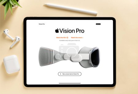 Foto de Antalya, Turquía - 12 de junio de 2023: Página web de Apple que muestra el nuevo lanzamiento de "Apple Visión Pro". Primer dispositivo de Apple para la computación espacial - Imagen libre de derechos
