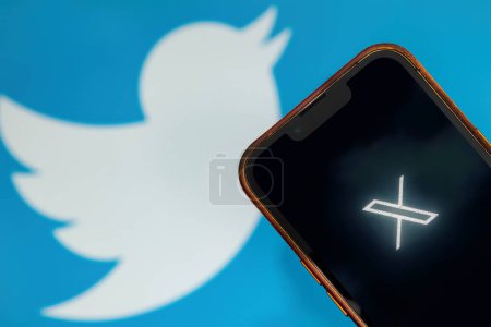 Téléchargez les photos : Antalya, Turquie - 24 juillet 2023 : Logo Twitter X sur smartphone et logo Twitter en arrière-plan - en image libre de droit