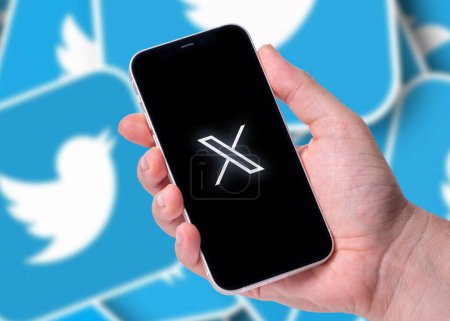 Foto de Antalya, Turquía - 24 de julio de 2023: logo de Twitter X en el smartphone y logo de Twitter en el fondo - Imagen libre de derechos
