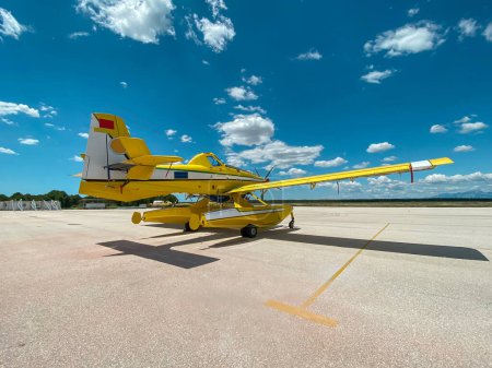 Téléchargez les photos : Avion de lutte contre les incendies stationné sur la piste et capable d'atterrir et de décoller sur l'eau - en image libre de droit
