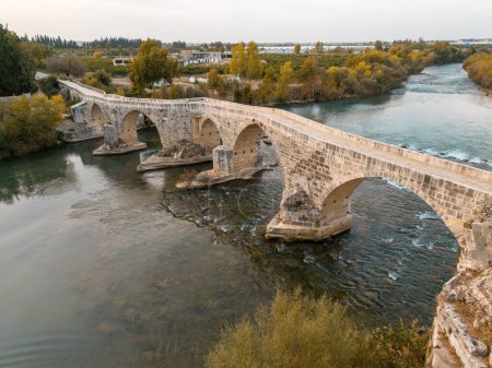 Foto de El histórico puente de Aspendos sobre Koprucay al amanecer en Antalya Turquía - Imagen libre de derechos