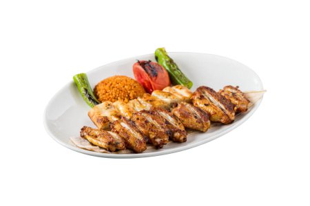 Cuisine turque ailes de poulet grill. Ailes de poulet grillées sur fond blanc