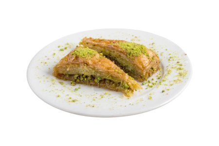 Café turco y baklava tradicional de postre turco en plato sobre fondo blanco