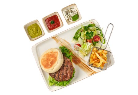 Köstliche gegrillte Burger auf weißem Teller auf weißem Hintergrund. mit Soßen, Pommes und Salaten.