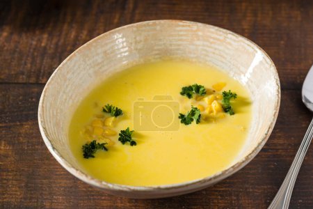 Téléchargez les photos : Vue du dessus de la soupe de maïs italienne sur table en bois - en image libre de droit