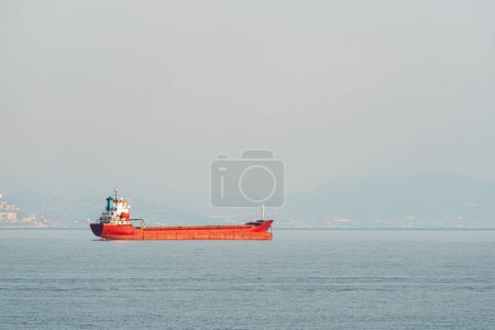 Orangefarbenes Stückgutschiff ankert vor der Küste von Alanya, Antalya