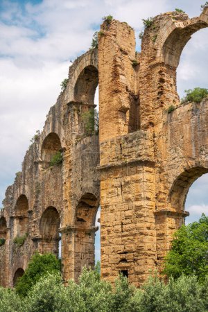 Acueductos en la antigua ciudad de Aspendos en Antalya, Turquía