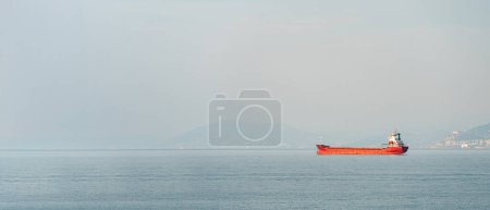 Buque de carga general naranja anclado frente a la costa de Alanya, Antalya