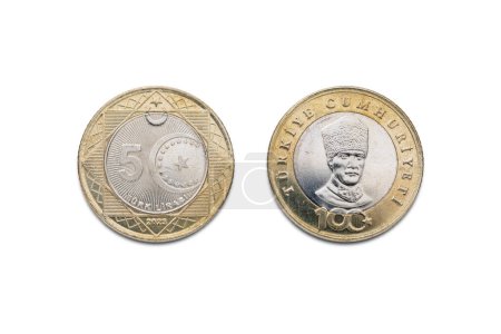 Vista superior de la parte delantera y trasera de una moneda de 5 liras turcas sobre un fondo blanco aislado