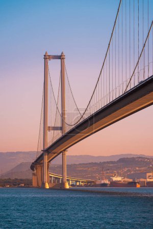 Puente Osmangazi (Puente de la Bahía de Izmit) ubicado en Izmit, Kocaeli, Turquía. Puente colgante