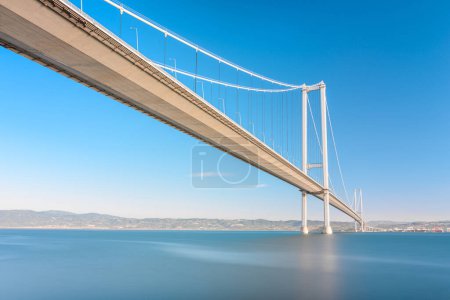 Foto de Puente Osmangazi (Puente de la Bahía de Izmit) ubicado en Izmit, Kocaeli, Turquía. Puente colgante capturado con técnica de larga exposición - Imagen libre de derechos