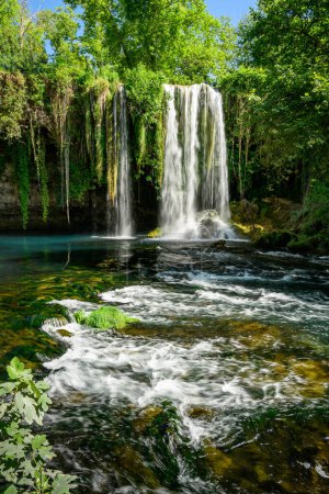 Image longue exposition de la cascade de Duden située à Antalya Turquie