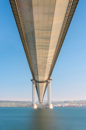 Puente Osmangazi (Puente de la Bahía de Izmit) ubicado en Izmit, Kocaeli, Turquía. Puente colgante capturado con técnica de larga exposición