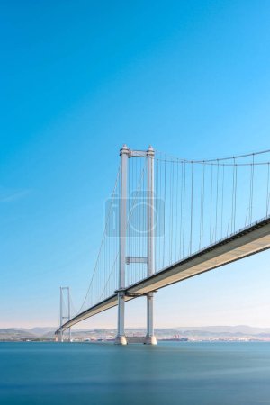 Téléchargez les photos : Pont Osmangazi (pont de la baie d'Izmit) situé à Izmit, Kocaeli, Turquie. Pont suspendu capturé avec une technique d'exposition longue - en image libre de droit