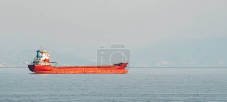 Navire cargo général orange ancré au large des côtes d'Alanya, Antalya