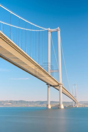 Téléchargez les photos : Osmangazi Bridge (Izmit Bay Bridge) located in Izmit, Kocaeli, Turkey. Suspension bridge captured with long exposure technique. Osmangazi Koprusu - en image libre de droit