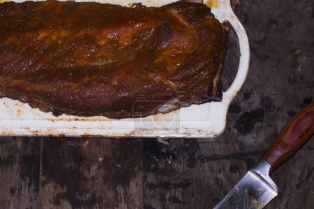 Téléchargez les photos : Côtes de porc fumées assaisonnées de frottement sec. Barbecue rustique au porc. Fumer à Pit Smoker. - en image libre de droit