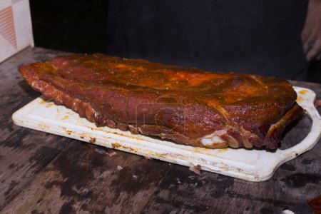 Téléchargez les photos : Côtes de porc fumé savoureux et assaisonné avec Dry Rub. Barbecue rustique très apprécié dans le sud des États-Unis. - en image libre de droit
