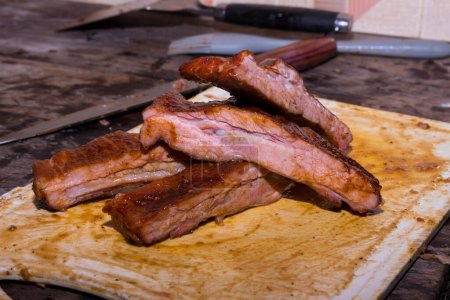 Téléchargez les photos : Côtes de porc fumées avec sauce barbecue. - en image libre de droit