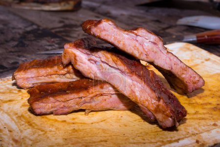 Téléchargez les photos : Côtes de porc savoureuses fumées avec sauce barbecue. Barbecue rustique au porc. Photographie gastronomique. - en image libre de droit