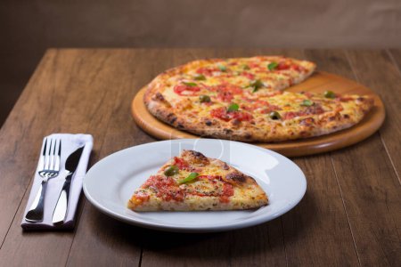 Téléchargez les photos : Photographie gastronomique de Pizza Marguerita Slice avec fond déconcentré à angle. - en image libre de droit