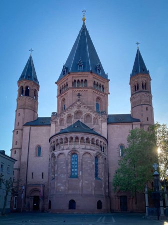 Téléchargez les photos : Vue de la cathédrale de Mayence contre le ciel bleu - en image libre de droit