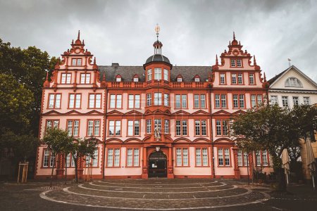 Téléchargez les photos : Gutenberg Museum Mainz, Germany against cloudy sky - en image libre de droit
