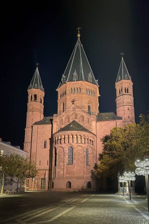 Téléchargez les photos : View of illuminated Mainz Cathedral at night - en image libre de droit