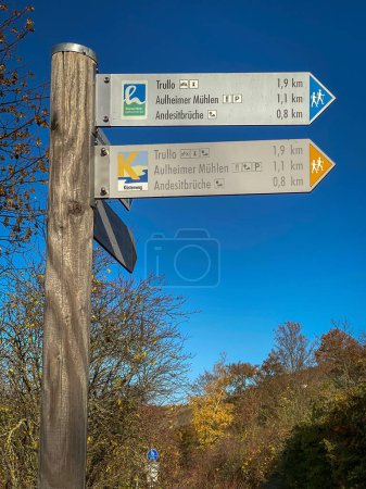 Téléchargez les photos : Flonheim, Allemagne - 31 octobre 2020 : Signalisation du sentier de randonnée "Hiwweltour Aulheimer Tal" et "Kuestenweg" dans la région du Rhin Hesse, Allemagne - en image libre de droit