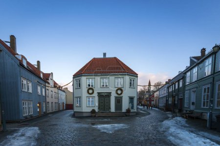 Téléchargez les photos : Rue Nedre Baklandet à Trondheim, Norvège en hiver avec des décorations de Noël contre le ciel bleu - en image libre de droit
