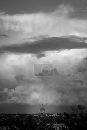 Foto de Paisaje urbano de Maguncia, Alemania en verano contra el cielo dramático con enormes nubes en blanco y negro - Imagen libre de derechos