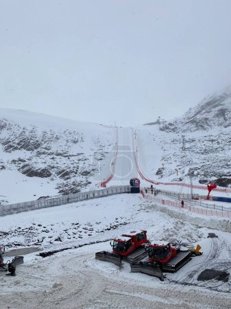 Téléchargez les photos : Soelden, Autriche - 22 octobre 2022 : Piste de ski de compétition au glacier Soelden Rettenbachferner en automne contre un ciel nuageux - en image libre de droit