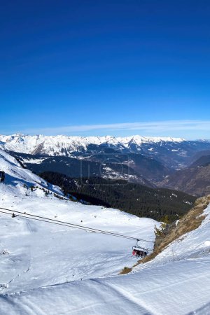 Téléchargez les photos : Vue panoramique de la vallée de Doron de Bozel dans les Alpes françaises en hiver contre ciel bleu vue de Courchevel - en image libre de droit