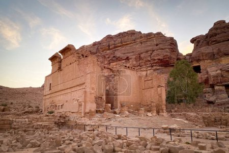 Foto de La ruina del templo de Qasr al-Bint o Qasr Bint Firaun en la ciudad histórica y arqueológica de Petra, Jordania contra el cielo azul - Imagen libre de derechos